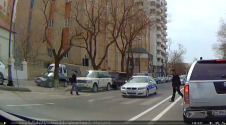 В Баку полицейский «показал пример»