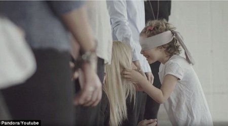 Could YOU recognise your mum while blindfolded?