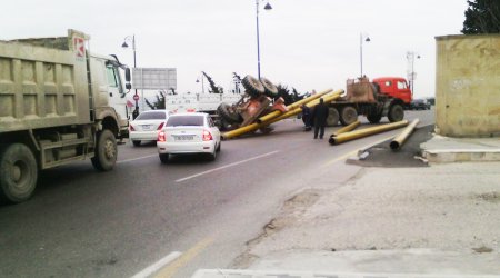 В Баку перевернулся КАМАЗ