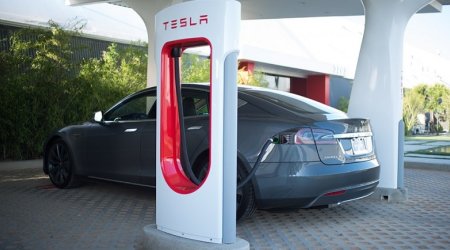 Tesla unveils batteries to power homes