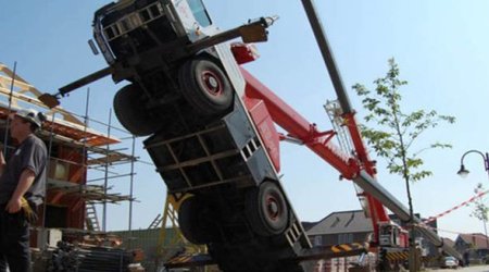 В центре Баку перевернулся кран