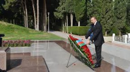 İlham Əliyev atasının qəbrini ziyarət etdi
