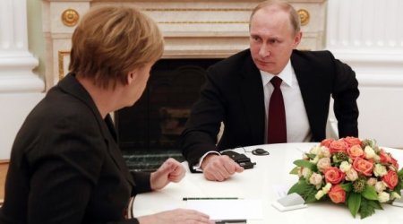 Putin Merkellə Kremldə görüşdü