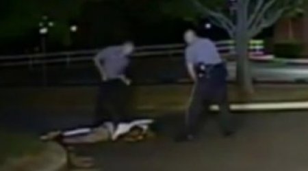 В США полицейский ранил афроамериканца, вызвавшего помощь по 911