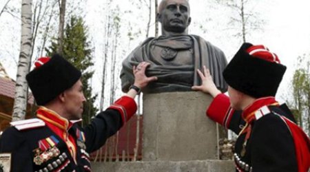 Kazaklar Putinə heykəl qoydu