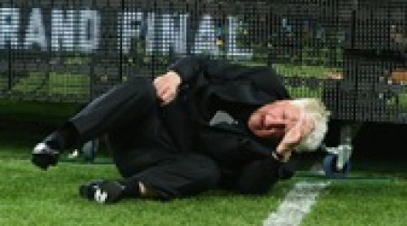 Президент упал с подиума