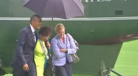 Обама спас от ливня своих сотрудниц