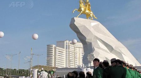 Позолоченный памятник президента