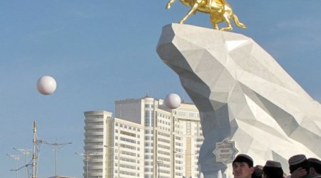 Aşqabadda prezident Berdımuxammedova qızıldan heykəl qoyuldu