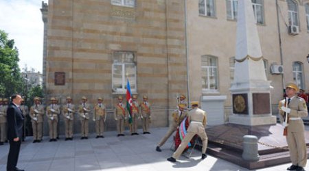 Prezident İstiqlal abidəsini ziyarət etdi