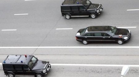 Sərxoş polislər prezidentin kortejini atəşə tutdu