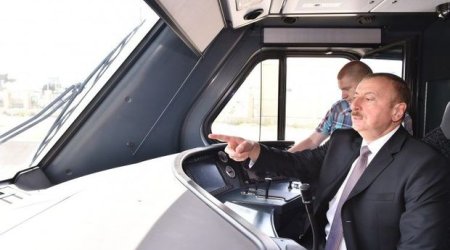 İlham Əliyev Bakıya gətirilən yeni elektrik qatarı ilə tanış oldu