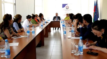 Təhsildən kənarda qalan qız uşaqları ilə bağlı problem gündəmə gətirildi