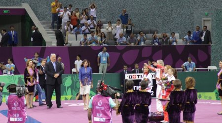 Birinci xanım Mariya Stadnikə qızıl medalı təqdim etdi - Fotolar