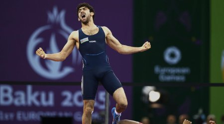 Fans roar as Azerbaijan wrestlers match Russia