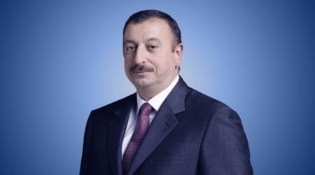 İlham Əliyev keçmiş dövlət başçısına mükafat təqdim etdi