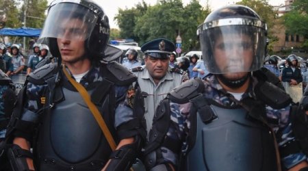 İrəvanda aksiya keçirən etirazçılar bu gün Serj Sarkisyanın təklifinə cavab verəcəklər