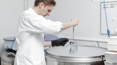 Freeze sperm at 18, bioethicist urges men