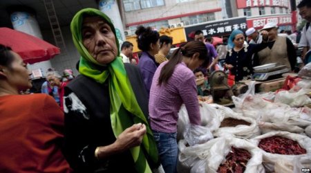 Çində uyğur qadınların niqabını dartıb çıxarırlar