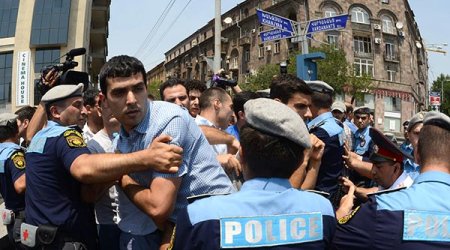 Ermənistanda aksiyada zorakılıq edən polislərə cinayət işi açıldı