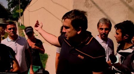 Саакашвили борется со стенами