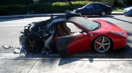 В центре столицы сгорела «Феррари»