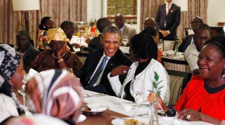 Обама поужинал со своей бабушкой в Африке