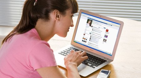 Boasting about your relationship on Facebook is key to keeping your lover