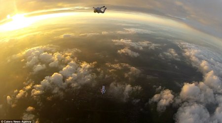 Stunning pictures capture moment skydivers soar over the planet