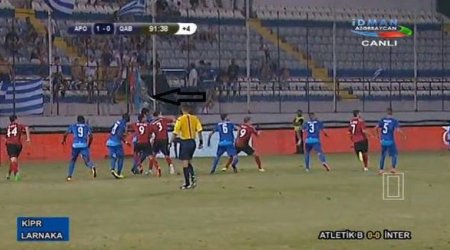 Неприличный жест футболиста