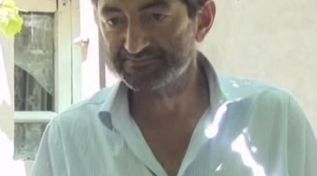 Житель Агстафы ест стекло