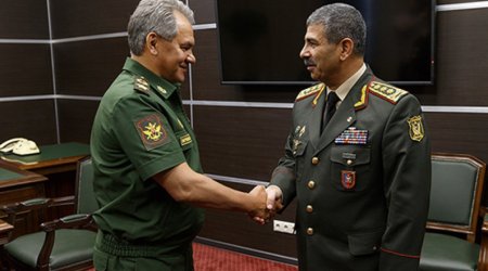 Azeri, Russian defense ministers discuss regional security, ties