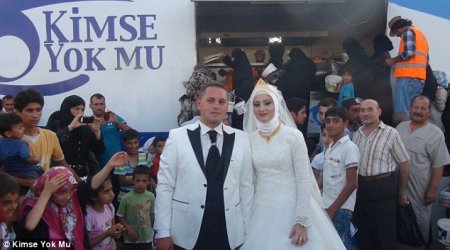 Newlyweds spend their wedding day feeding 4,000 Syrian refugees on Turkish border