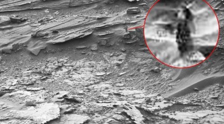 Темная фигура женщины на Марсе