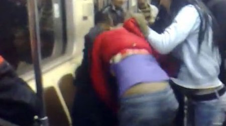 Bakı metrosunda qızlar saçyolduya çıxdılar – VİDEO
