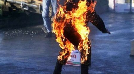Bakının məşhur bankında vətəndaş polisi yandırdı