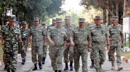 Azerbaijani defense minister checks combat readiness of troops