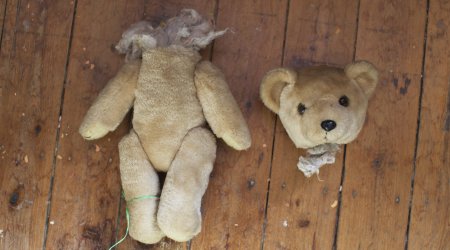 Трехлетнего игиловца учат резать голову