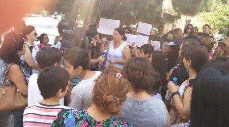 Bakıda 20 nömrəli məktəbin qarşısında aksiya