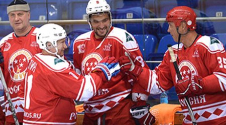 Putin xokkey oynadı