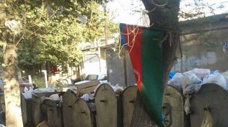 Azərbaycan bayrağını zibilliyə atdılar – VİDEO + FOTO