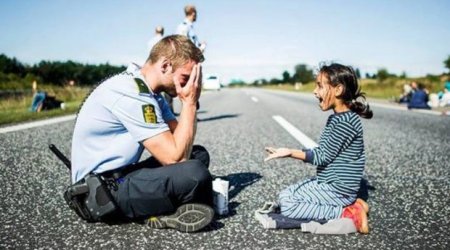 Suriyalı qızla davranışı bu polisi məşhur etdi - FOTOLAR