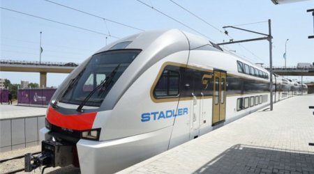 İlham Əliyev Bakı-Xırdalan-Sumqayıt sərnişin qatarı ilə tanış olub