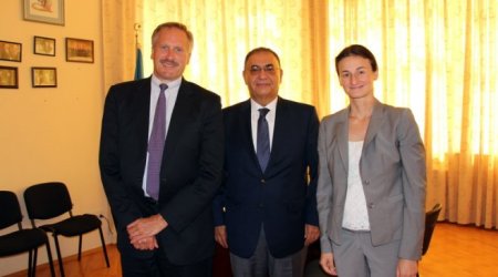 US ambassador visits Asim Mollazade in DRPA office