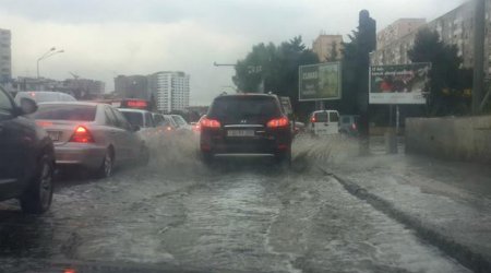 Bakıda güclü yağış: Əhmədlini su basdı