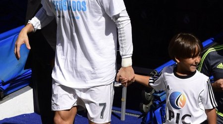 Ronaldo walked onto Real Madrid pitch holding hand of Syrian refugee