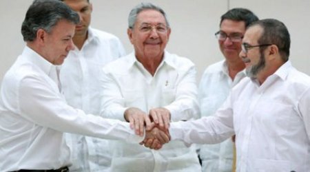 Prezident terrorçunun əlini sıxdı