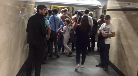 Bakı metrosunda qatar dayandı - Sərnişinlər təxliyyə olundu