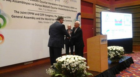 BOK Azərbaycan prezidentini medalla təltif etdi