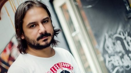 E-kitab -  Emrah Serbes: Üst mərtəbədəki terrorist